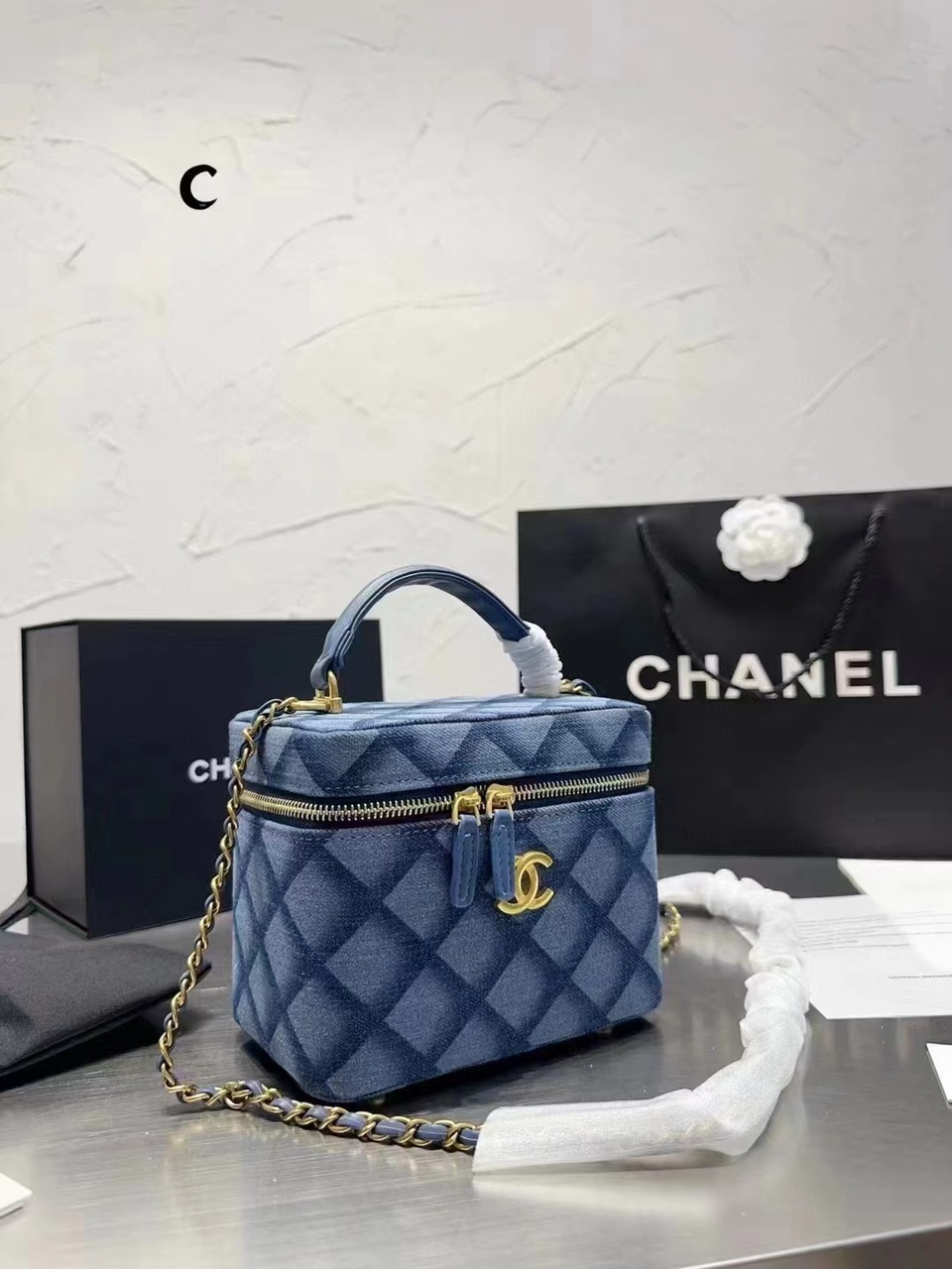 Chanel Vanity case Silvery Leather ref67345  Joli Closet