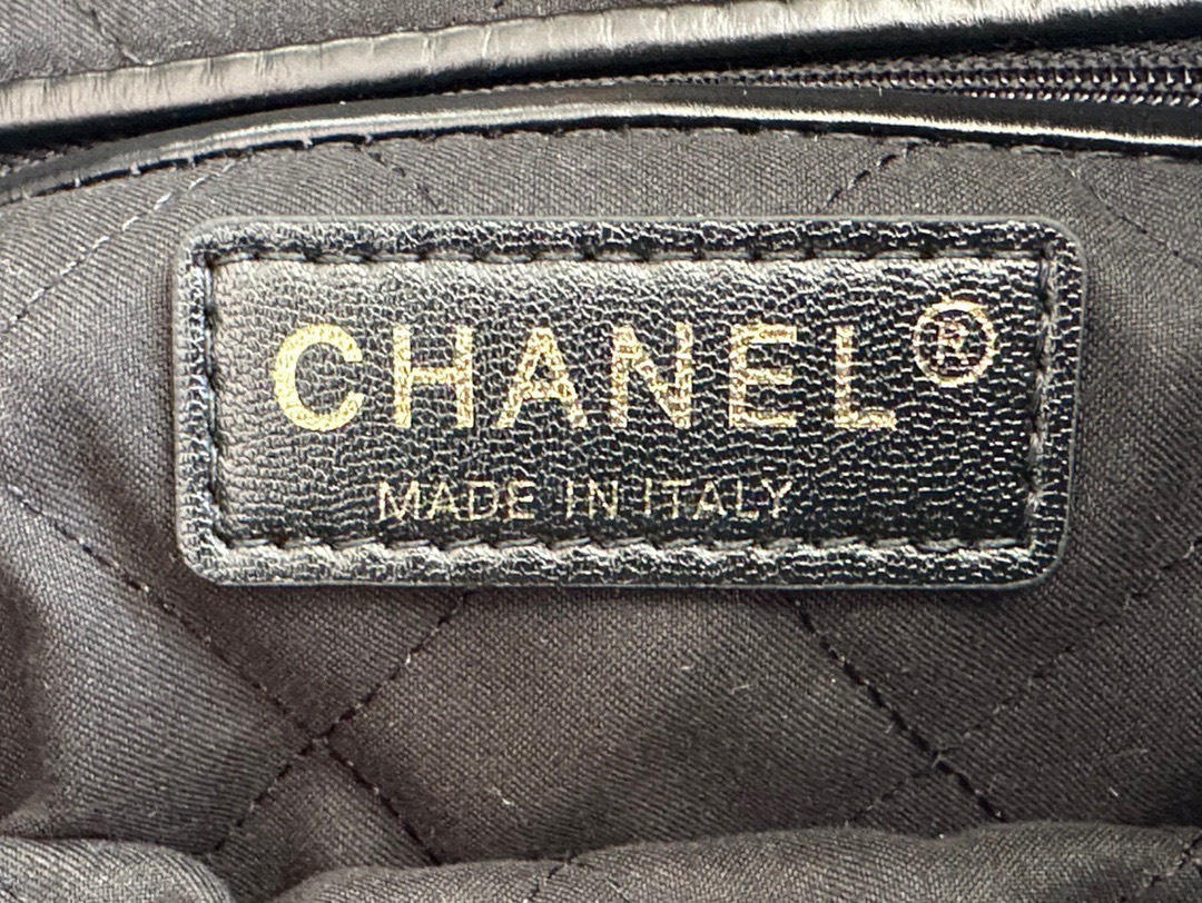 Túi Chanel Boy Classic Da Bóng Màu Đen Khóa Vàng