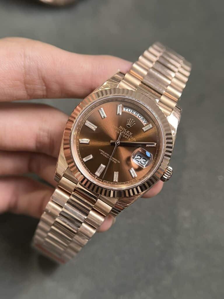 ROLEX DAY-DATE MẶT SỐ CHOCOLATE CỌC SỐ ĐÁ BAGUETTE FAKE CAO CẤP