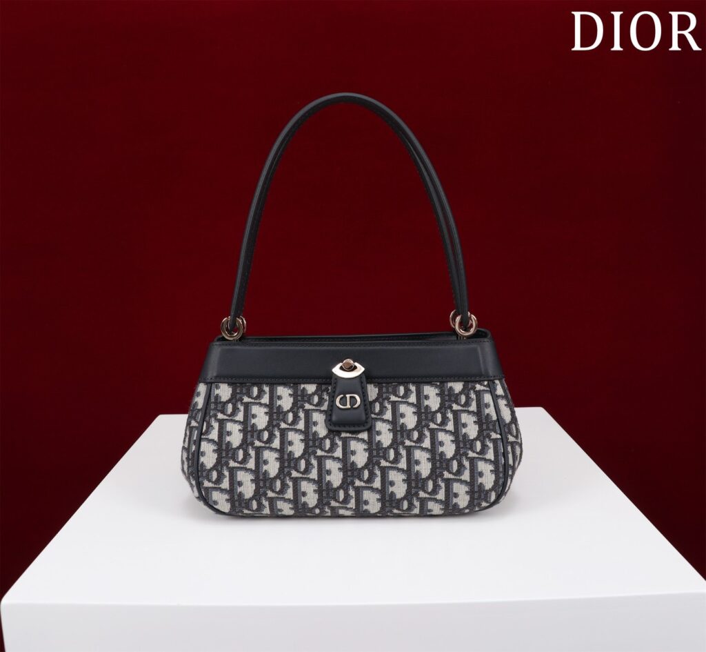 A pillar of the Spring-Summer 2023 fashion show, this season's new Dior Key bag draws inspiration from House archives to create a style with retro charm. Offered in blue Dior Oblique jacquard, it is distinguished by a CD twist clasp inspired by an exclusive lock and revealing a compartment to accommodate all the essentials. Featuring thin leather handles, the refined small bag can be worn over the shoulder or carried by hand to accompany all of this season's attire. CD clasp Leather handles Interior patch pocket Dust bag included Made in Italy