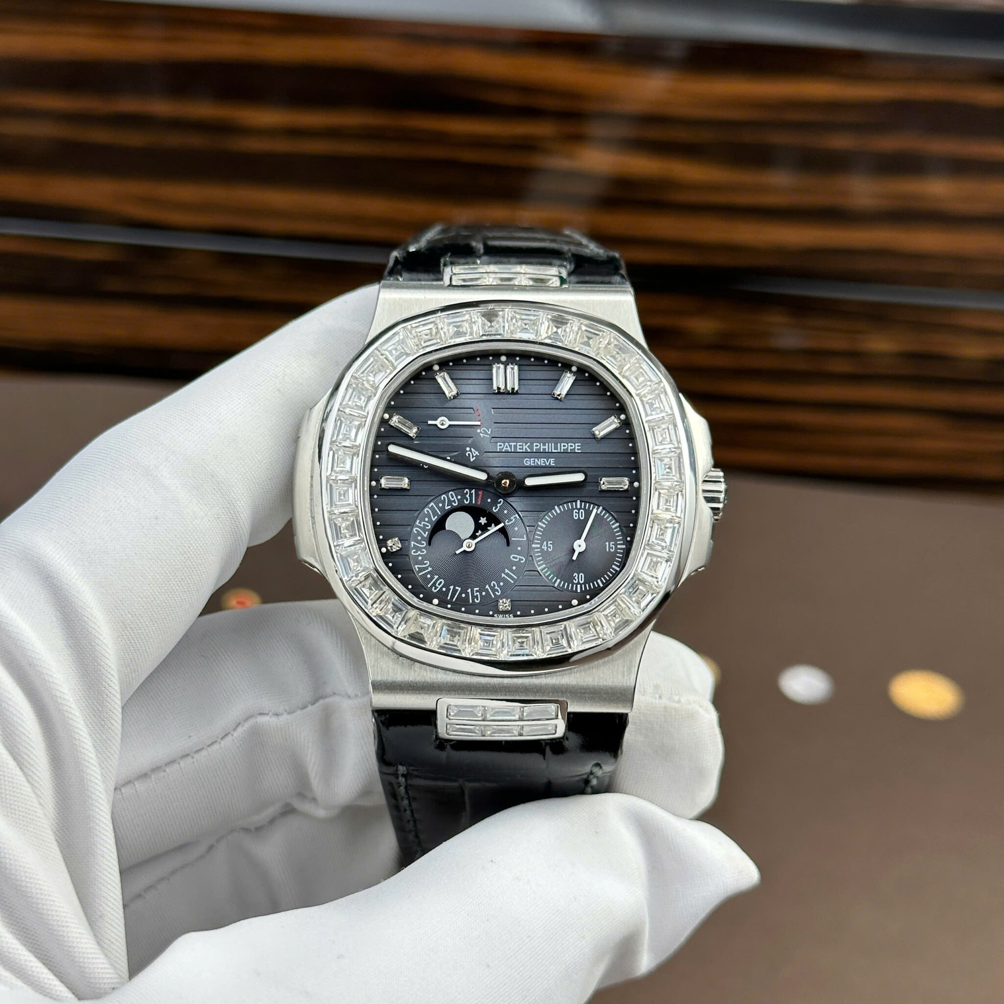 ĐỒNG HỒ PATEK PHILIPPE NAUTILUS 5724G-001 TINH CHỈNH FULL OPTIONS CHẾ TÁC MOISSANITE 40MM